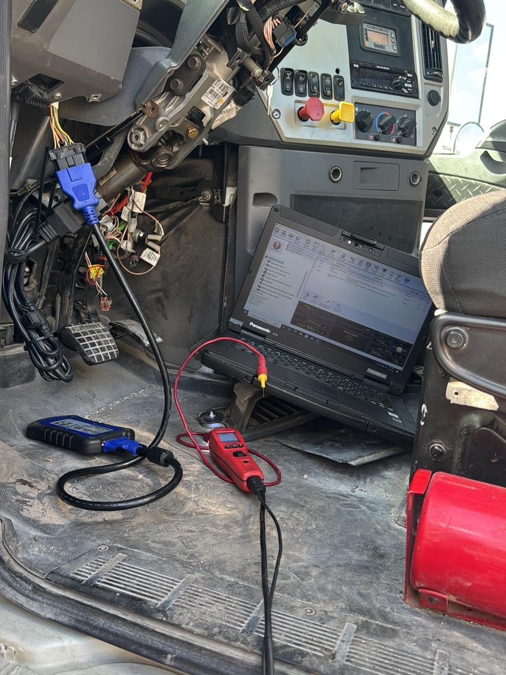 Diagnóstico en cabina de un camión Mack con laptop conectado