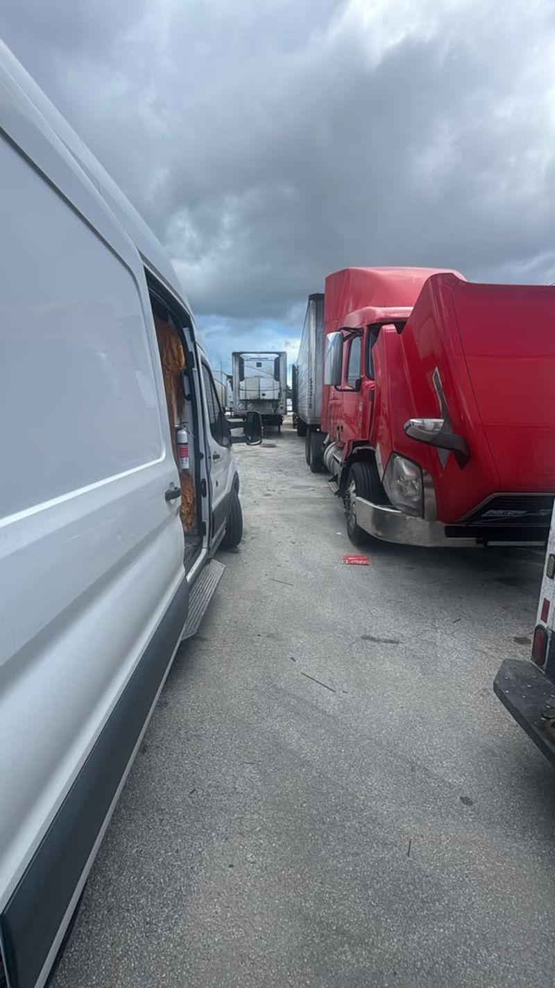 Van de servicio móvil de Power Diesel junto a un camión Volvo en el patio